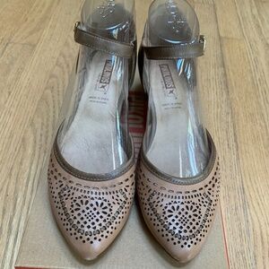 Pikolinos 39M Cornblooms LIKE NEW 1 1/2 in heel Nude Beautiful laser cut design
